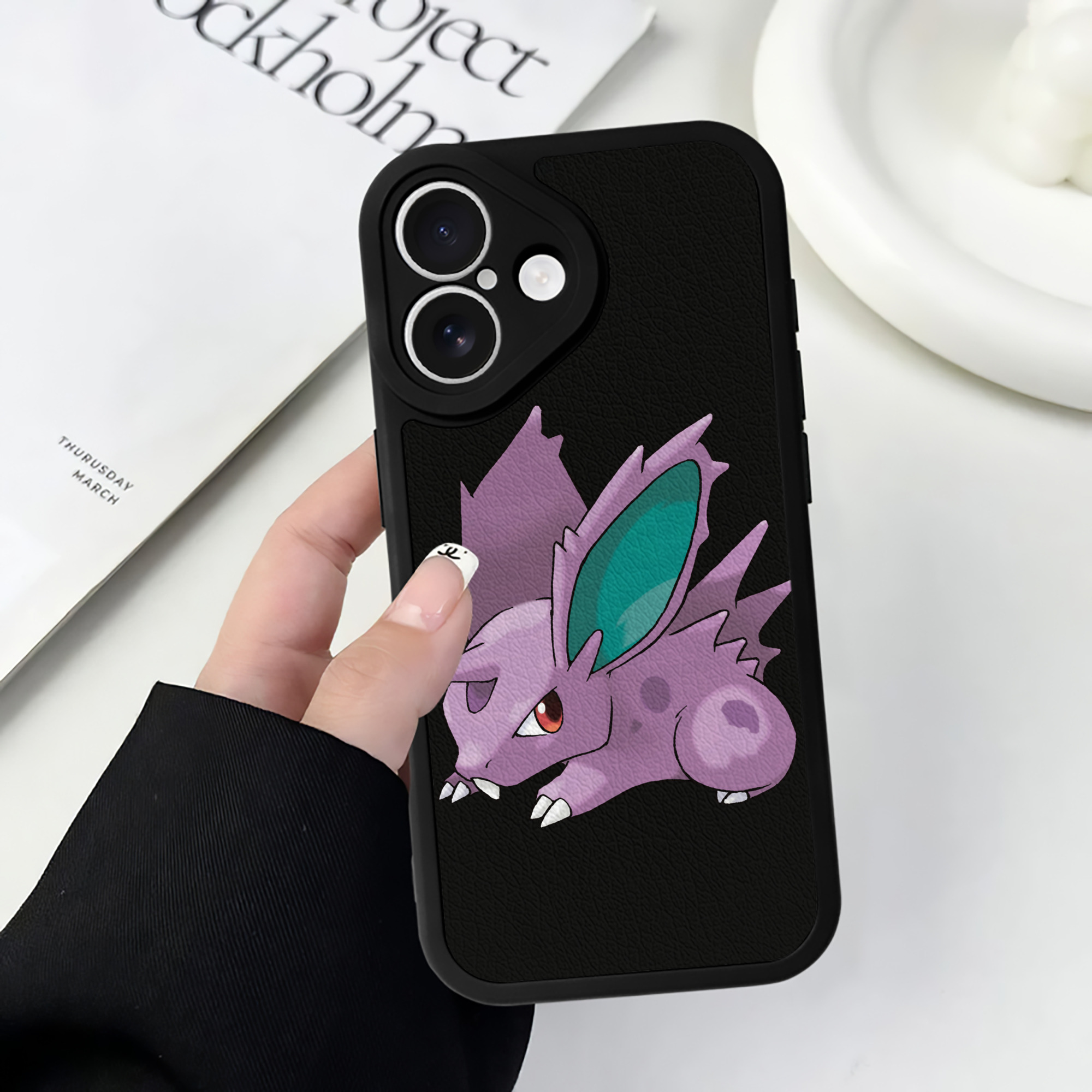 （画像用） ポケットモンスター Pokémon 【iPhone 16シリーズ対応】シリコンスマホケース（レザー調） 材質：シリコン